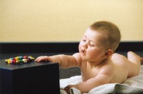 13_Baby nach Spielzeug greifend-1.jpg